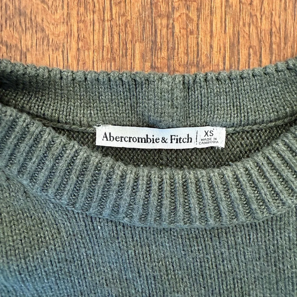 The A&F Madeline Crew Sweater Tee in Green XS - Picture 4 of 5